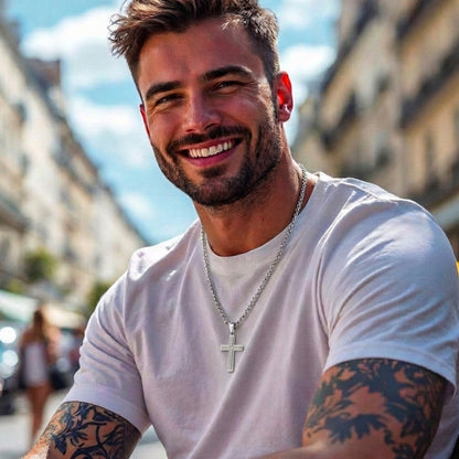 Collier homme pendentif Croix "eclat eternel" argent t shirt blanc