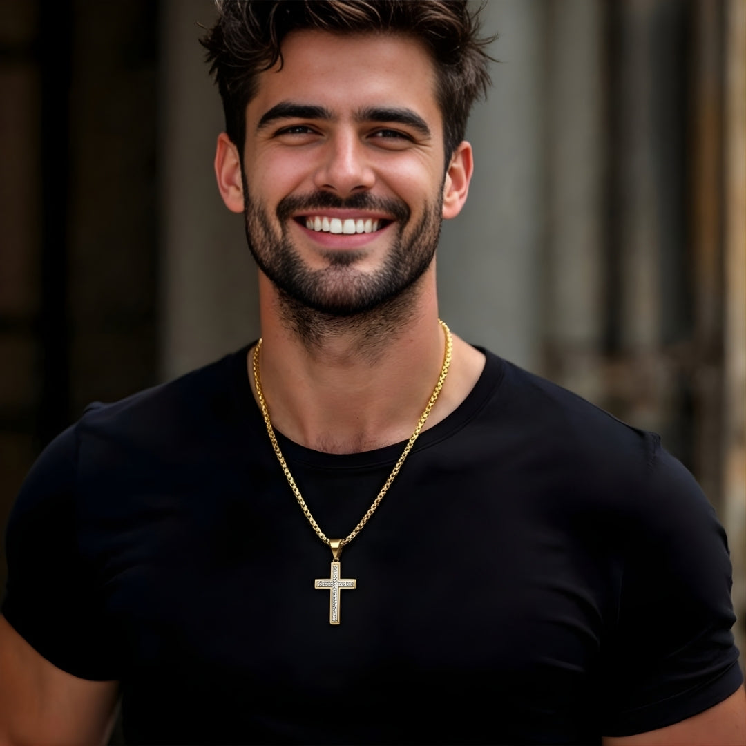 Collier homme pendentif Croix "eclat eternel" dore t shirt noir