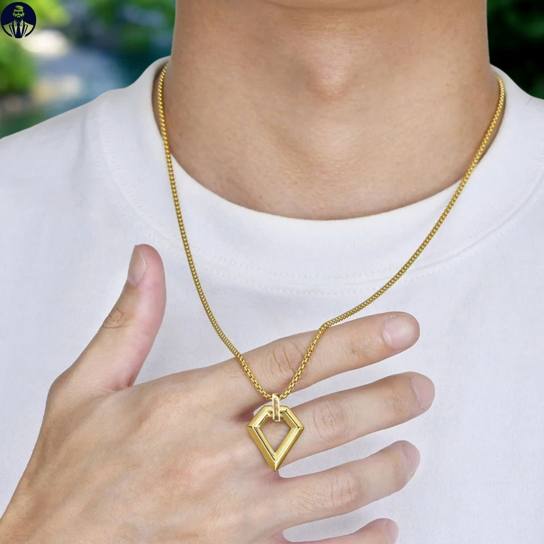 Collier homme, pendentif DIAMO™ dore t-shirt blanc