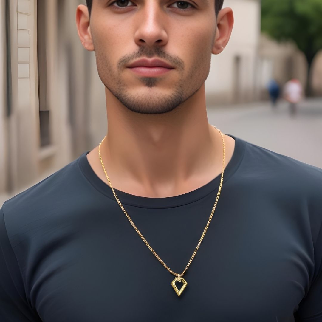 Collier homme, pendentif DIAMO™ dore t-shirt gris rue 