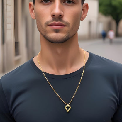 Collier homme, pendentif DIAMO™ dore t-shirt gris rue 