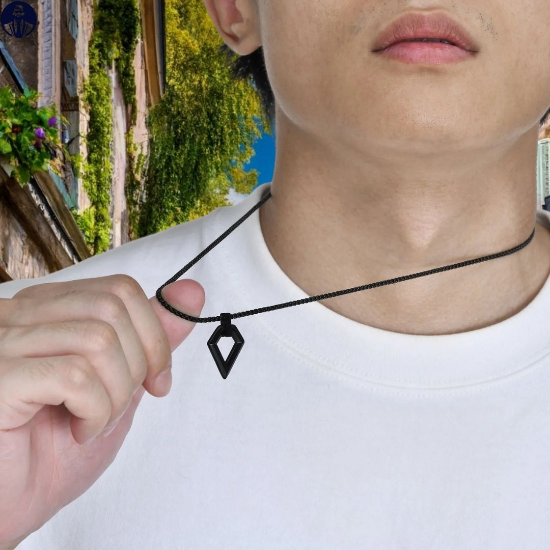 Collier homme, pendentif DIAMO™ noir t-shirt blanc