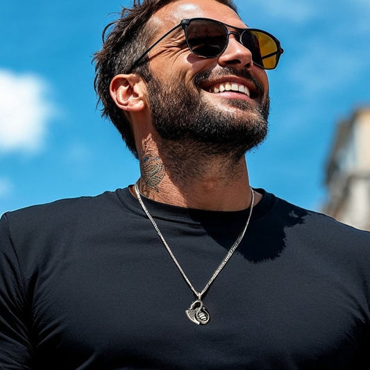 Collier homme, pendentif DRAGONAXE™ t-shirt noir lunette soleil