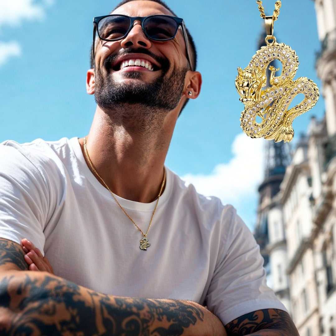 Collier homme, pendentif DRAGON CHINOIS LUXE DISCRET dore t-shirt blanc
