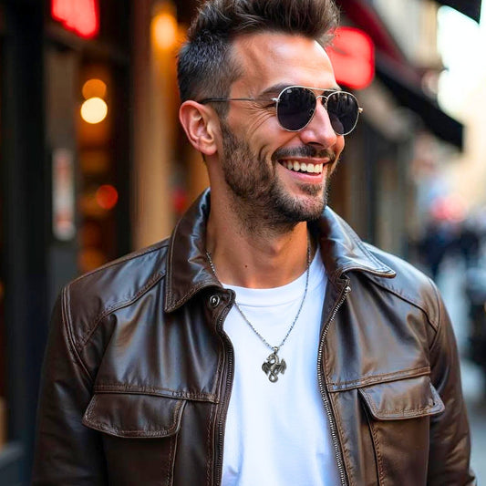 Collier homme, pendentif DRAGON MAJESTIQUE™ blouson cuir brun  lunette soleil