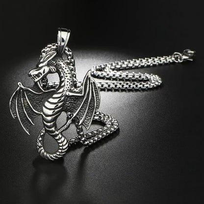 Collier homme, pendentif DRAGON MAJESTIQUE™  sur table noire brillante