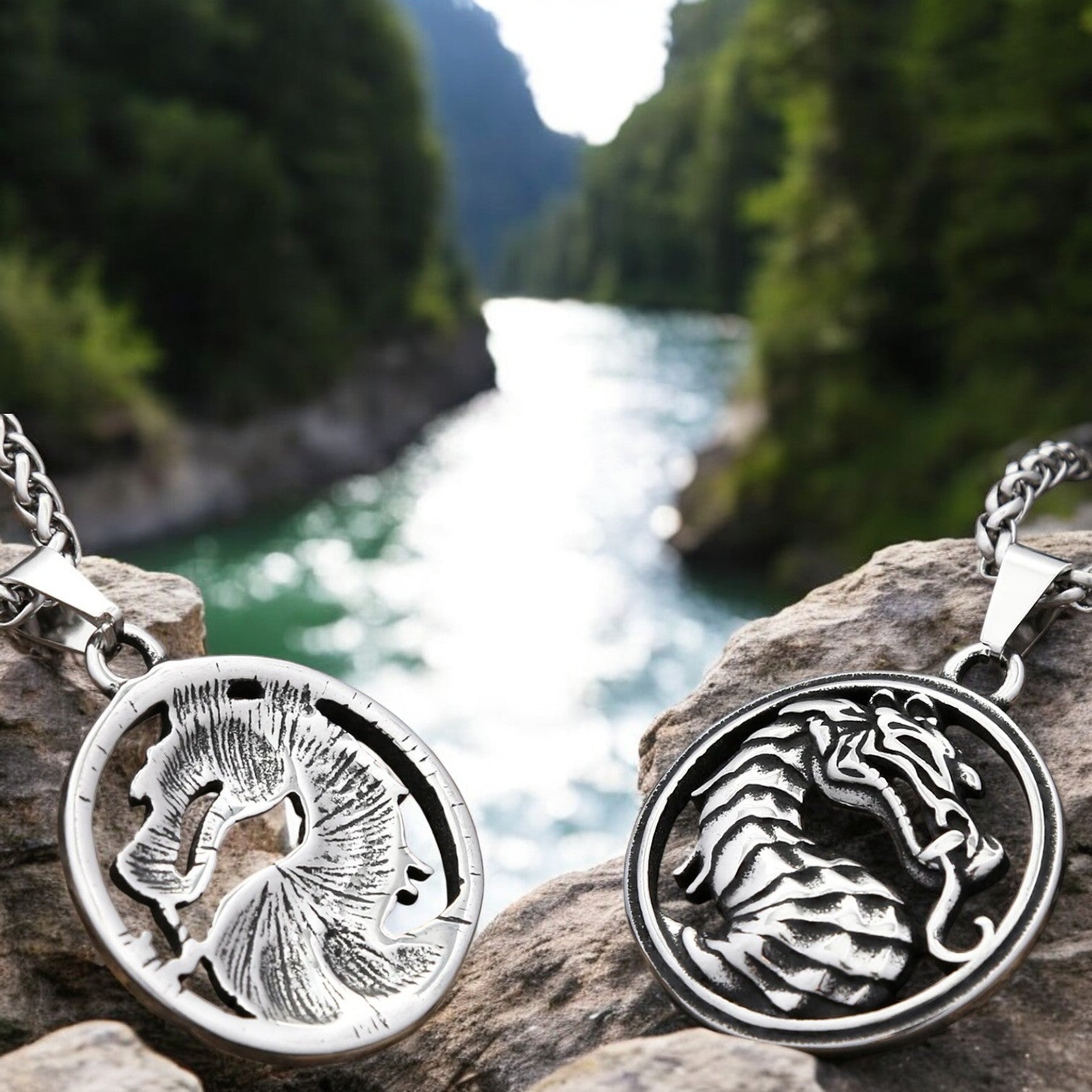 Collier homme, pendentif DRAGON MORTEL™ presentation avant arriere nature rocher riviere
