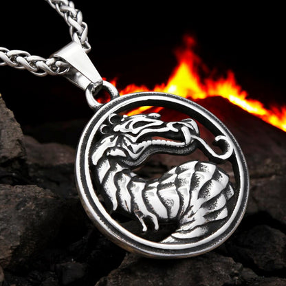 Collier homme, pendentif DRAGON MORTEL™ presentation rocher angle feu