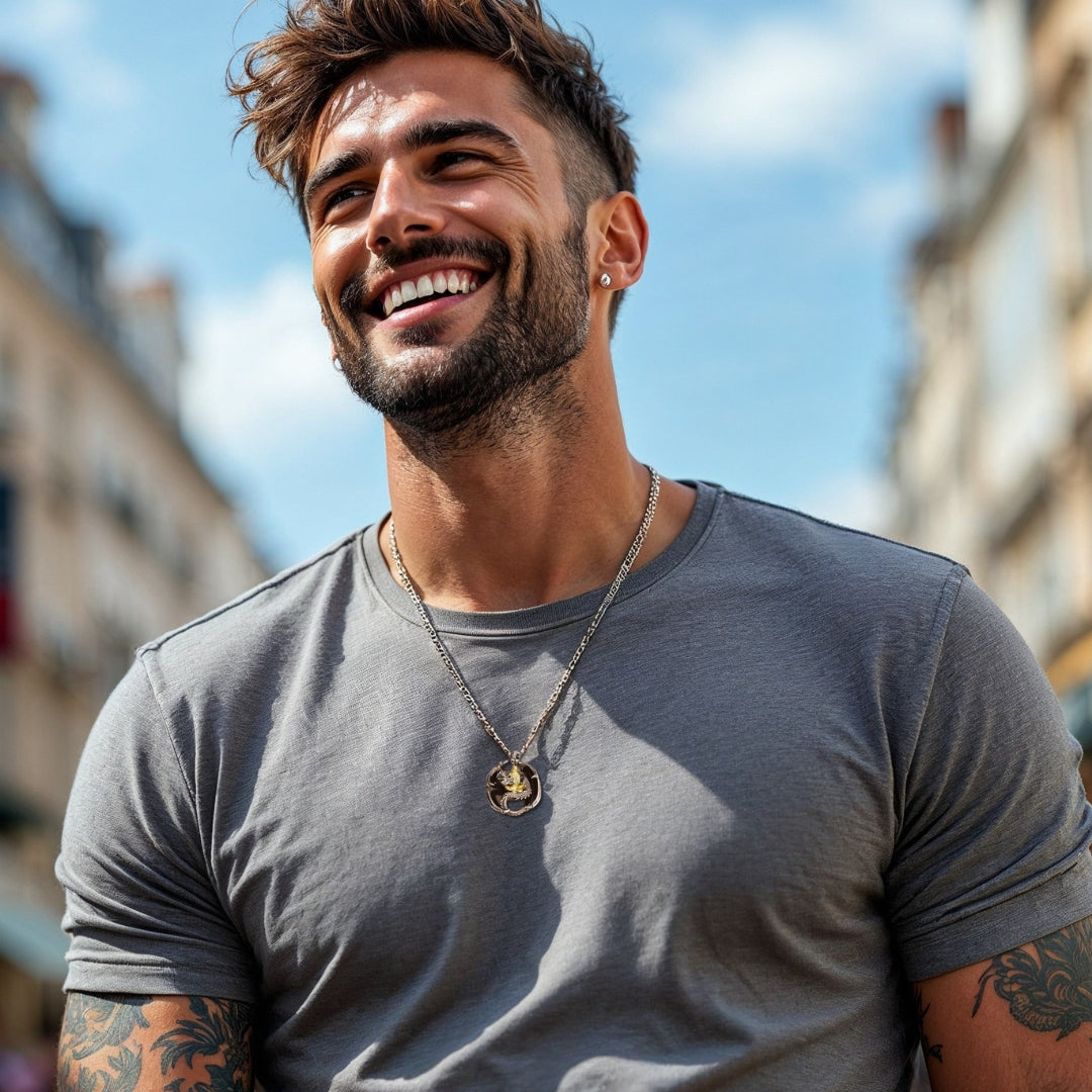 Collier homme, pendentif DRAGON PATRONUS™ t-shirt gris homme sourire
