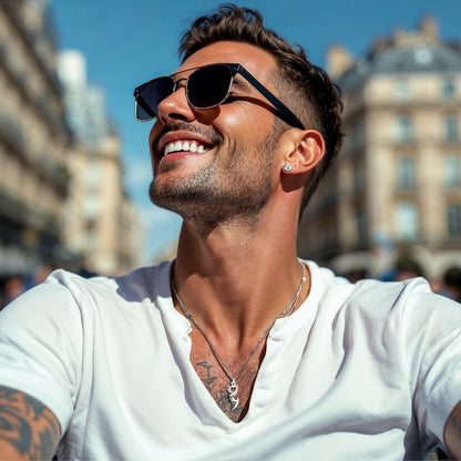 Collier homme, pendentif DRAGON TRIBAL™ polo blanc lunette soleil