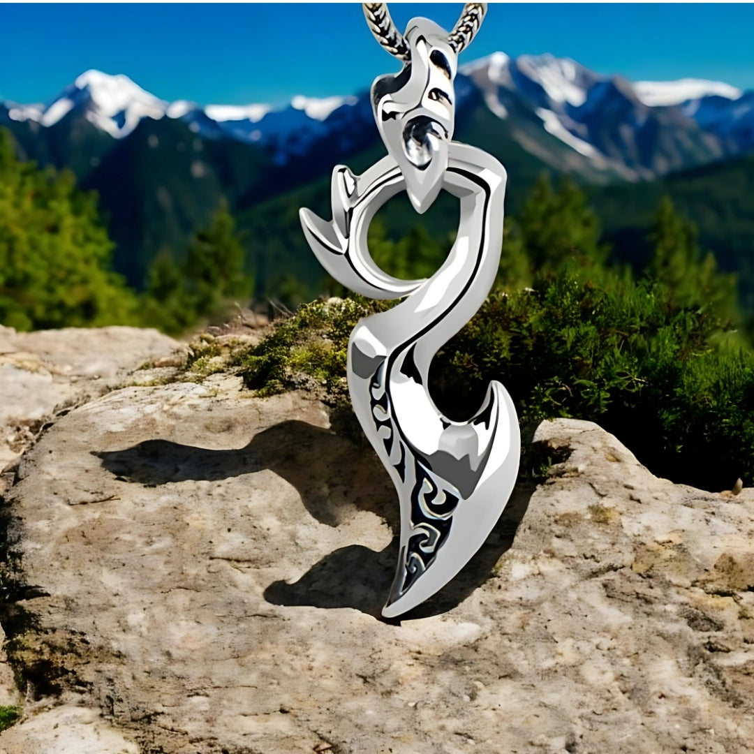 Collier homme, pendentif DRAGON TRIBAL™ presentation nature rocher