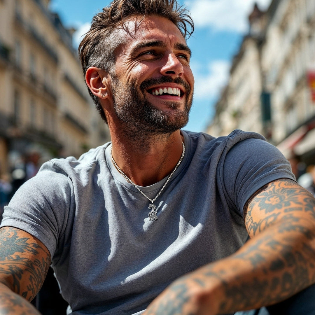 Collier homme, pendentif DRAGON VORKY™ t-shirt gris