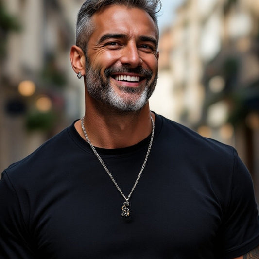 Collier homme, pendentif DRAGON VORKY™  t-shirt noir homme mature