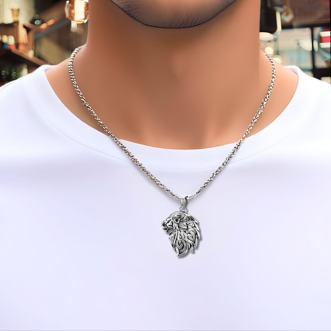 Collier homme, pendentif KELTIK LION argent t-shirt blanc
