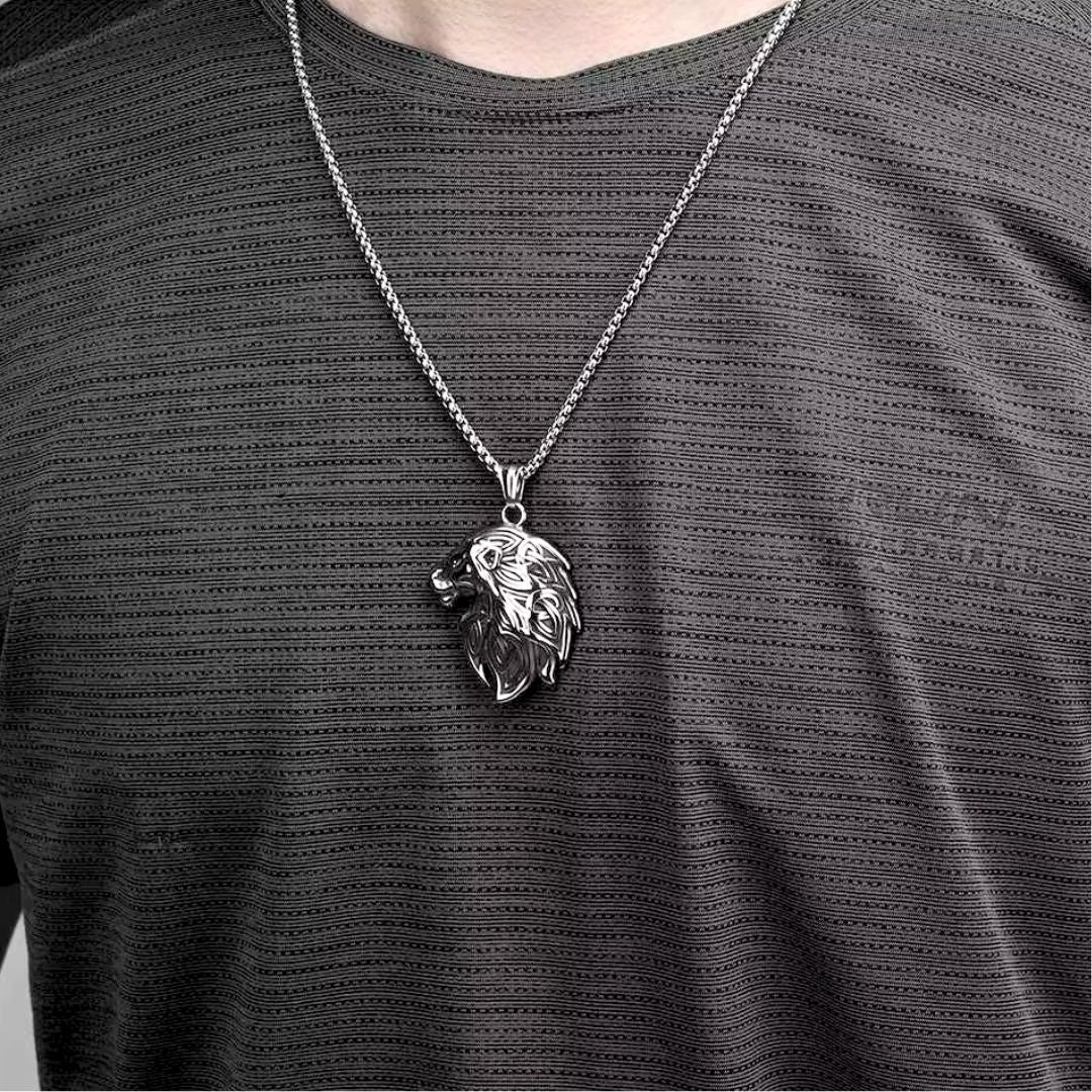 Collier homme, pendentif KELTIK LION argent t-shirt noir