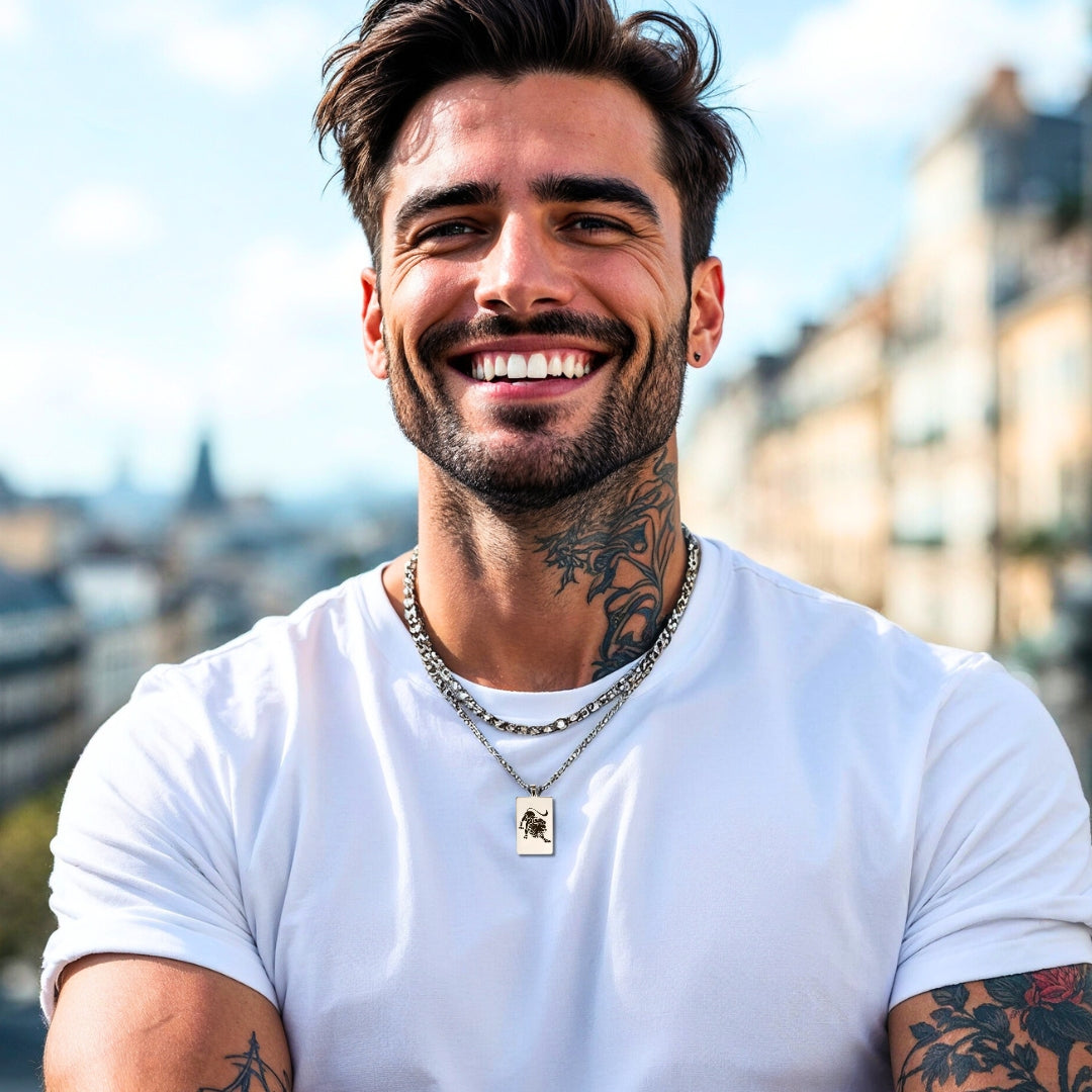 Collier homme, pendentif LEOLOOK II™ argent t-shirt blanc batiments