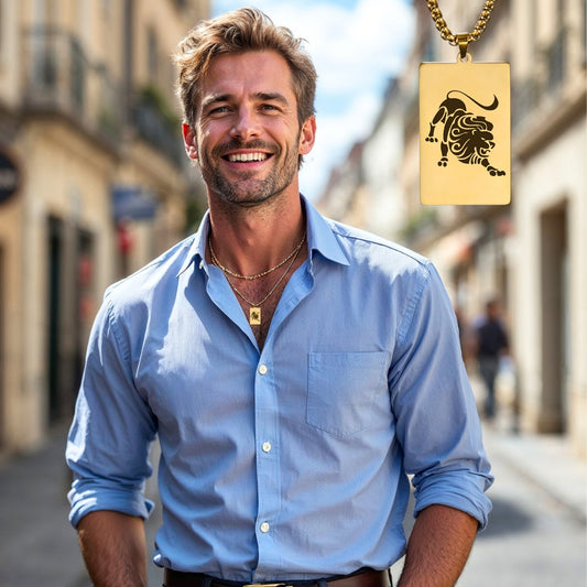 Collier homme, pendentif LEOLOOK II™ dore chemise bleue rue