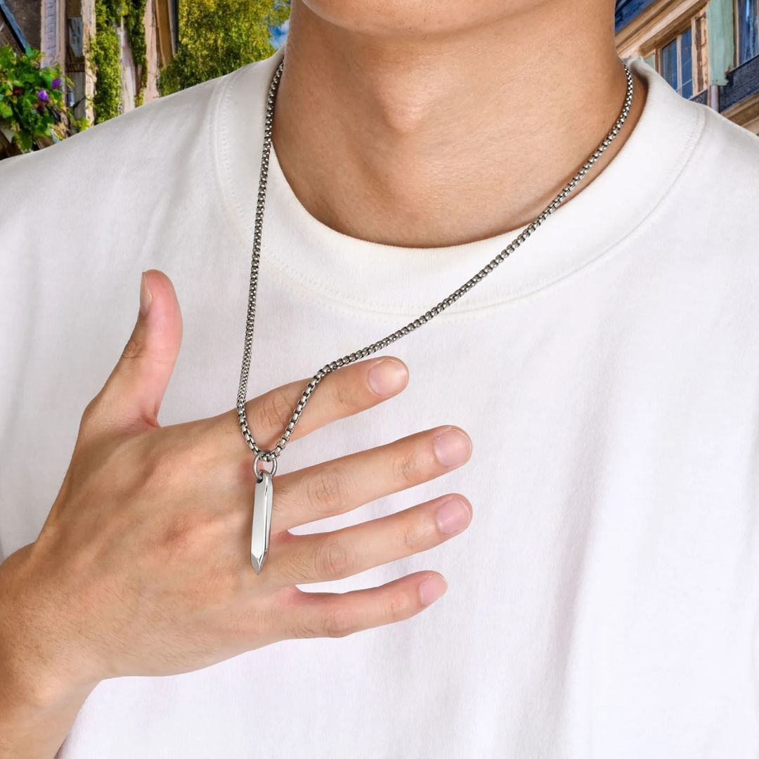 Collier homme, pendentif LE CRYSTALÉ™ argent chemise blanche