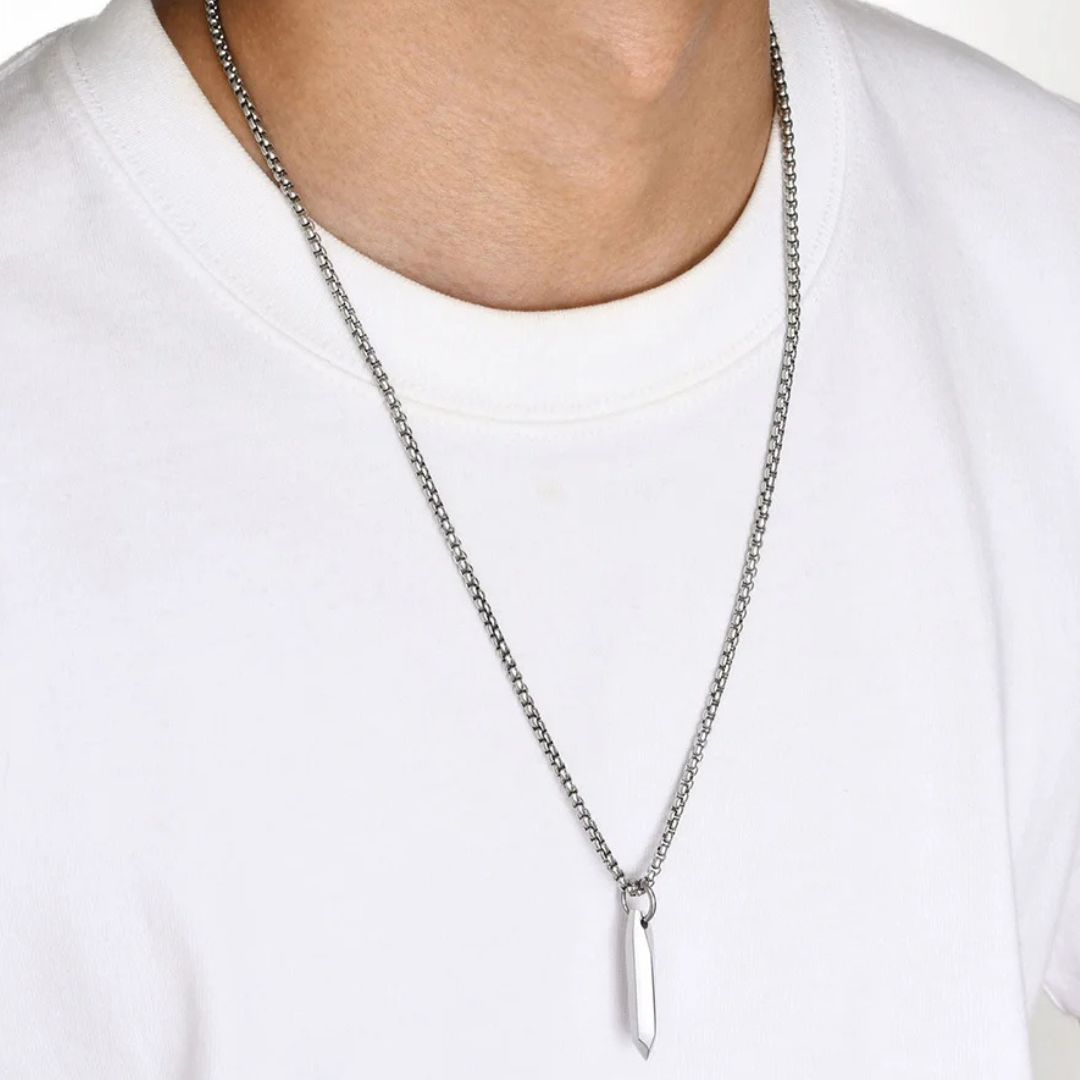 Collier homme, pendentif LE CRYSTALÉ™ variantes argent t-shirt blanc