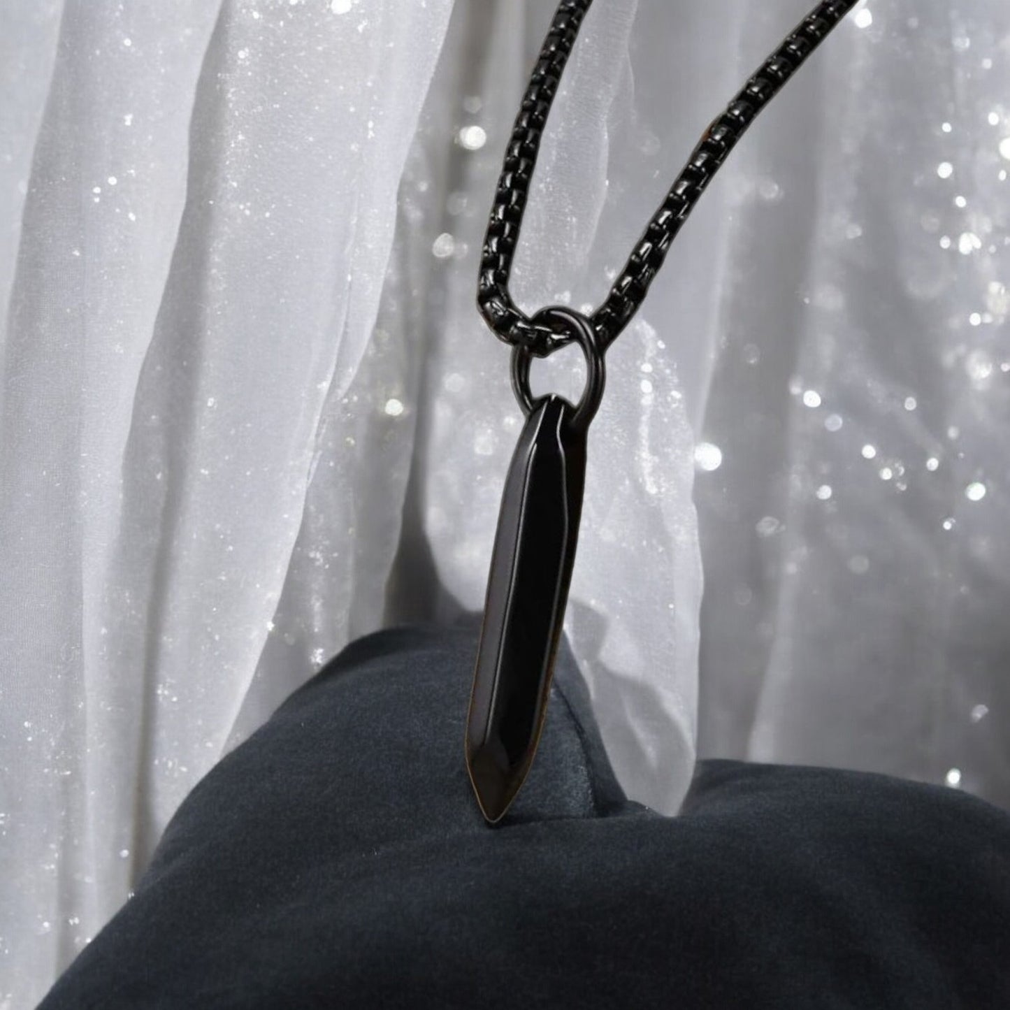 Collier homme, pendentif LE CRYSTALÉ™ variantes noire 