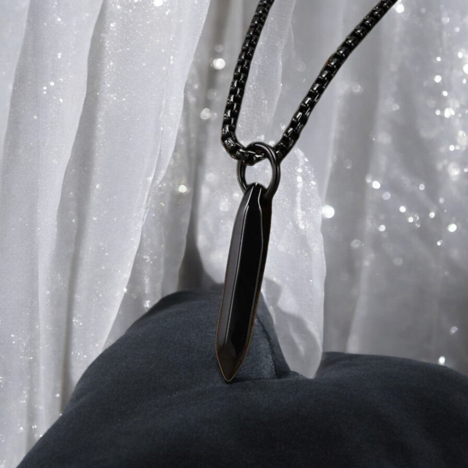 Collier homme, pendentif LE CRYSTALÉ™ variantes noire 