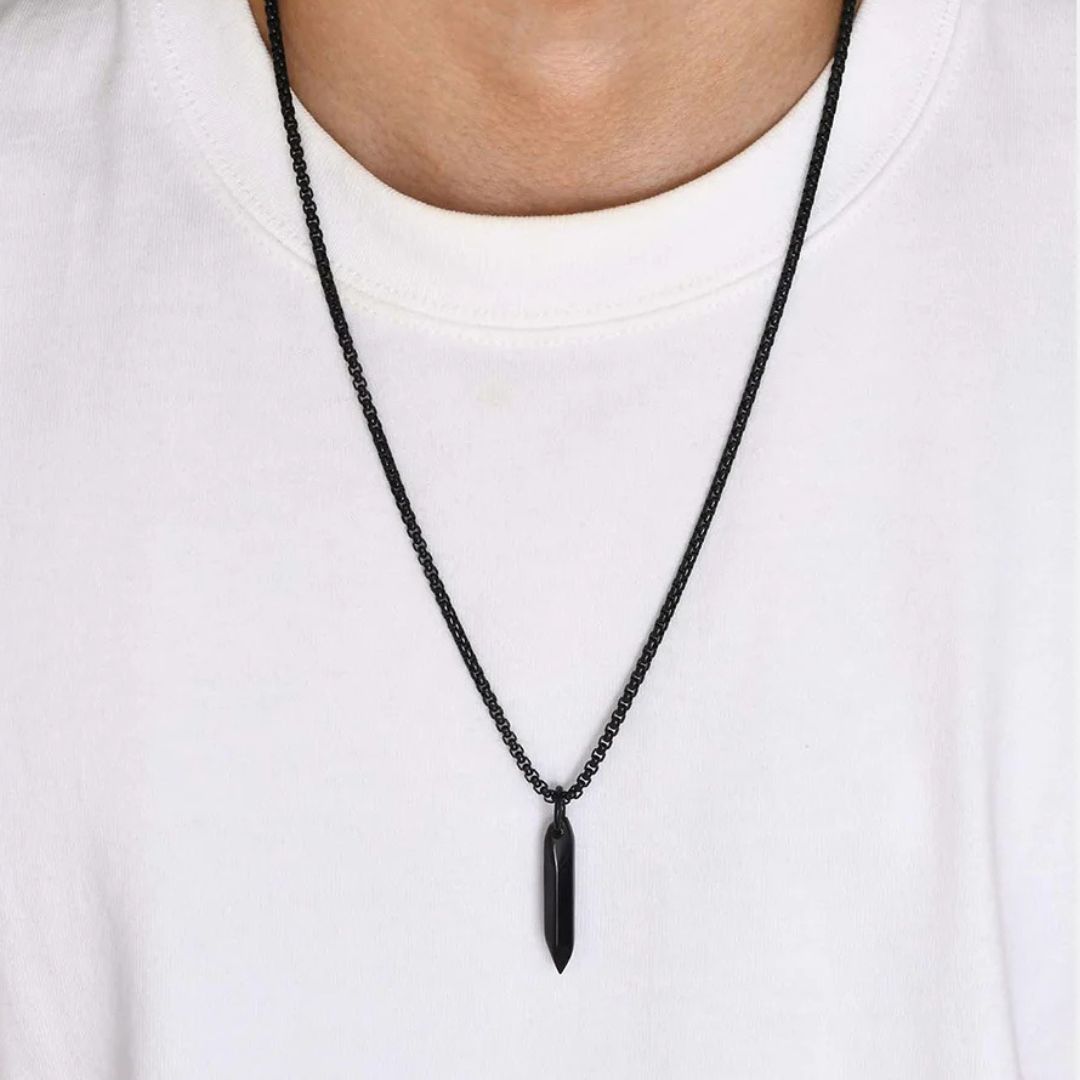 Collier homme, pendentif LE CRYSTALÉ™ variantes noire t-shirt blanc