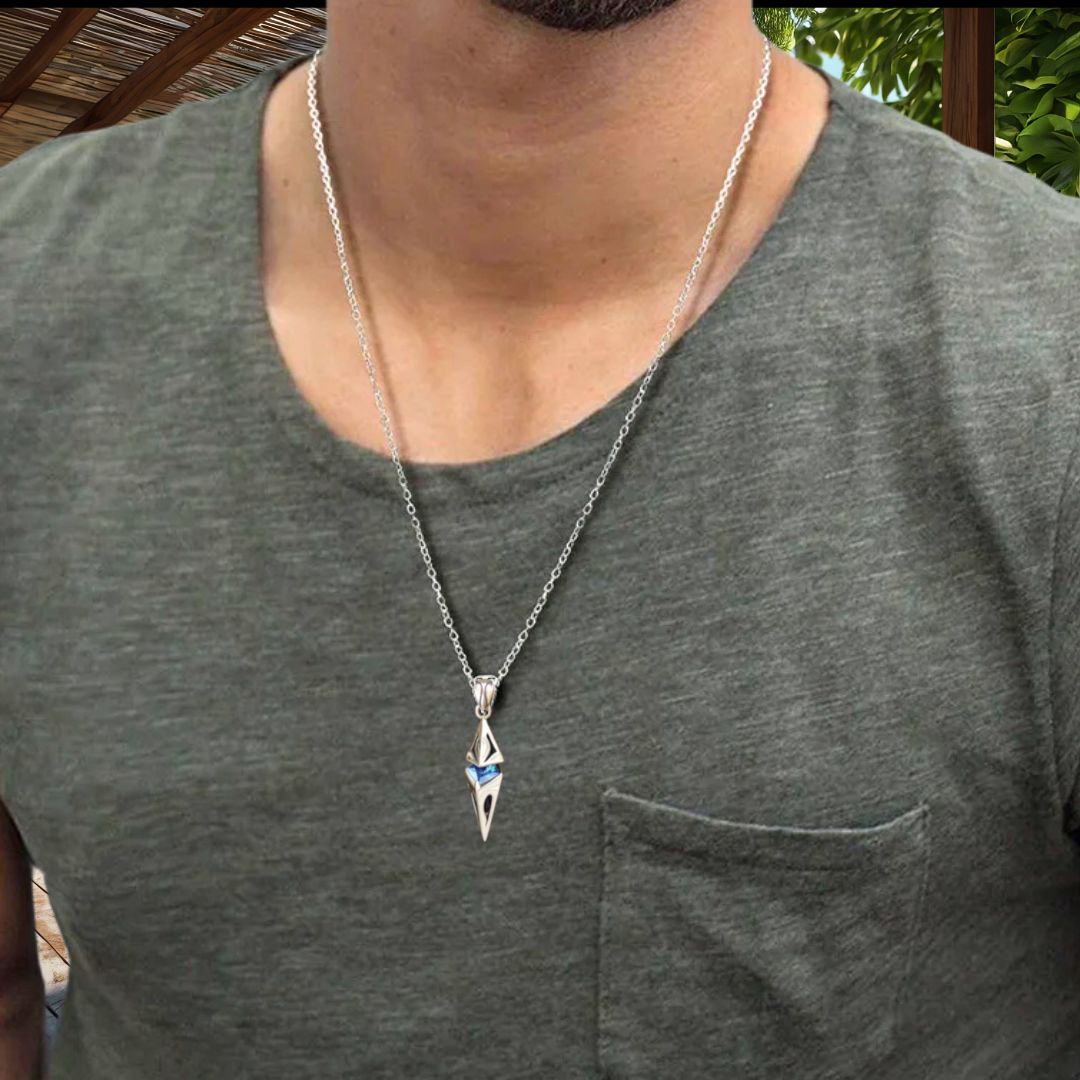 Collier homme, pendentif LE LAGON BLEU™ t-shirt gris