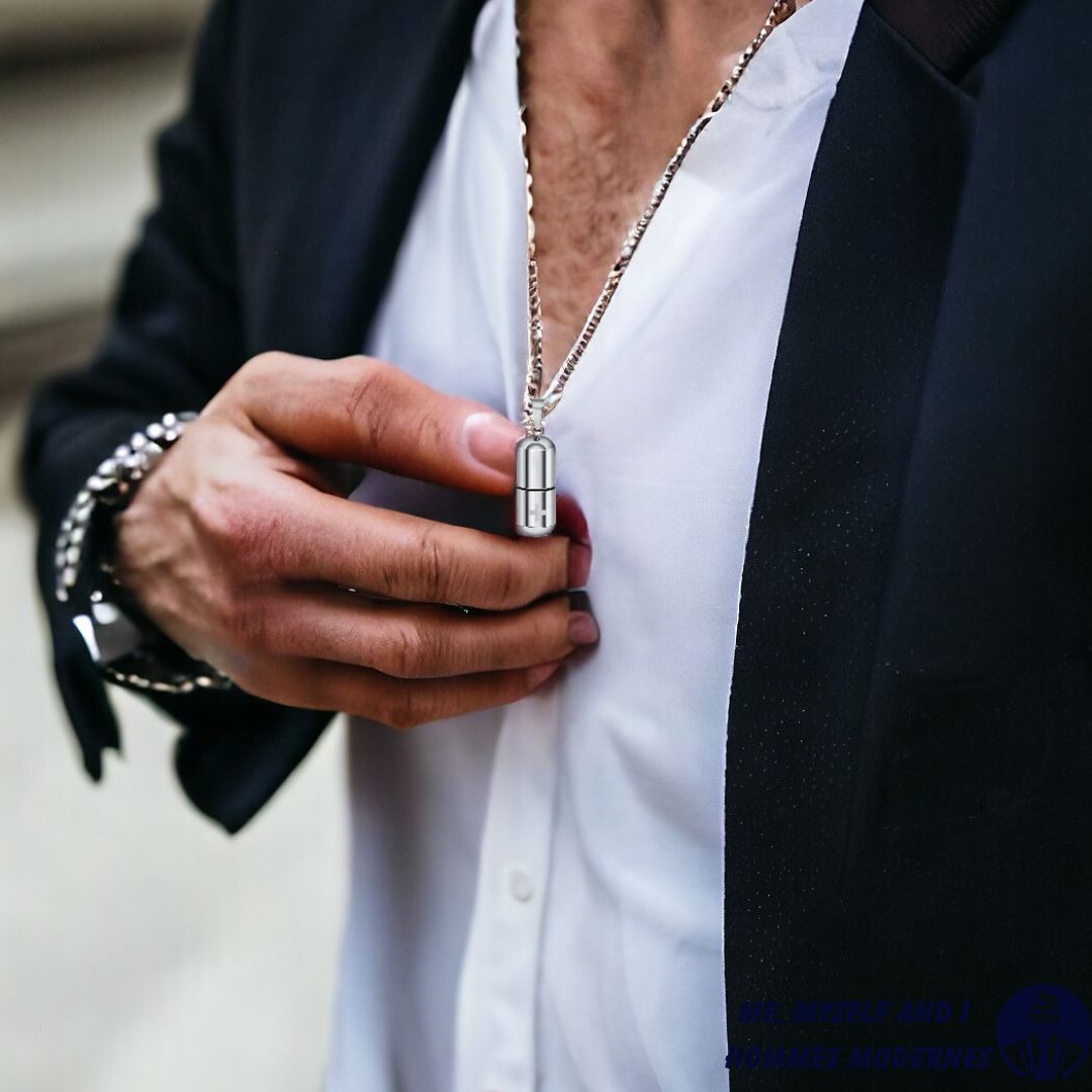 Collier homme, pendentif LE PILULIER ROND™ argent chemise blanche blouson