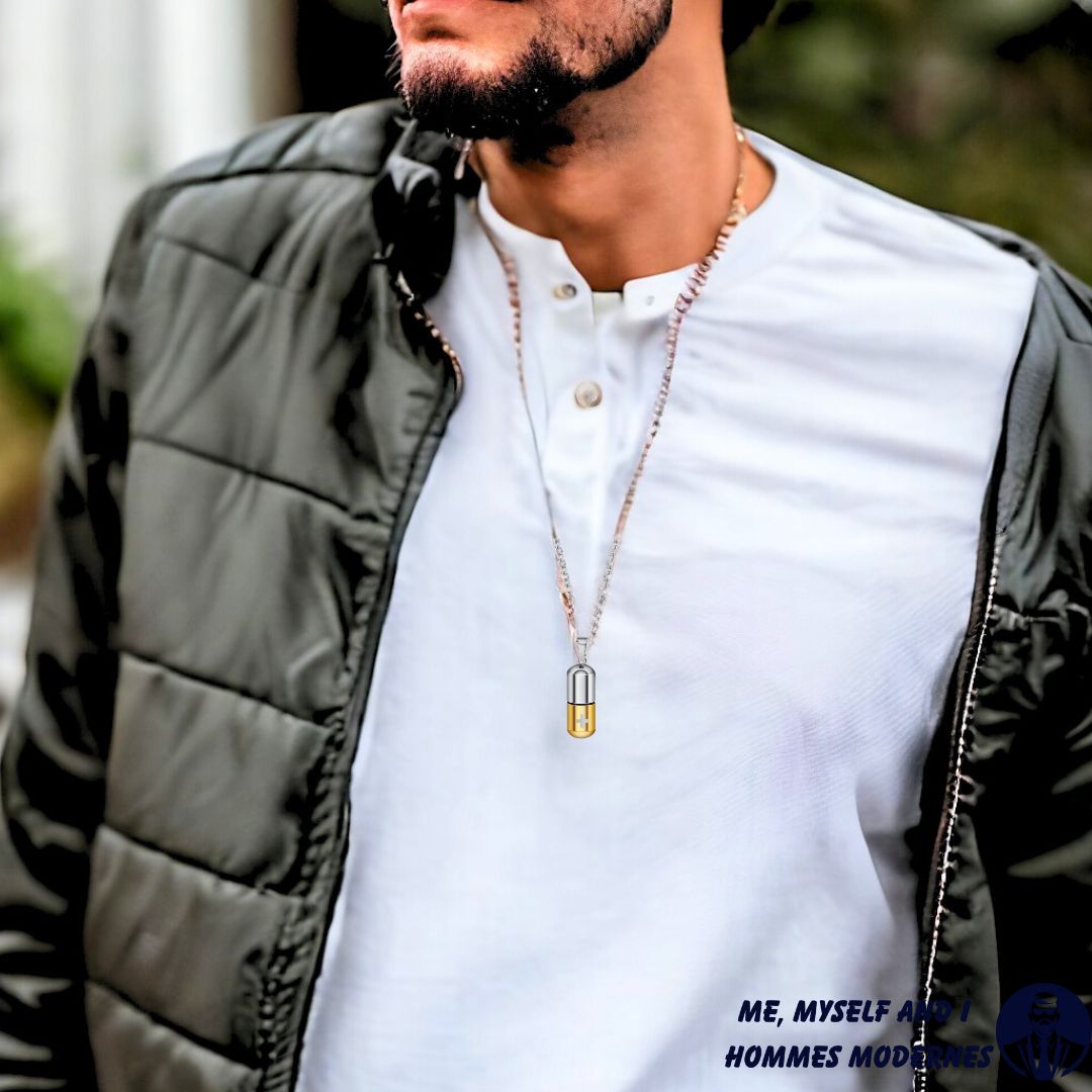 Collier homme, pendentif LE PILULIER ROND™ argent dore chandail blanc 