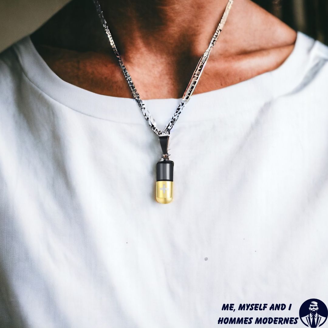 Collier homme, pendentif LE PILULIER ROND™  noir dore chandail blanc