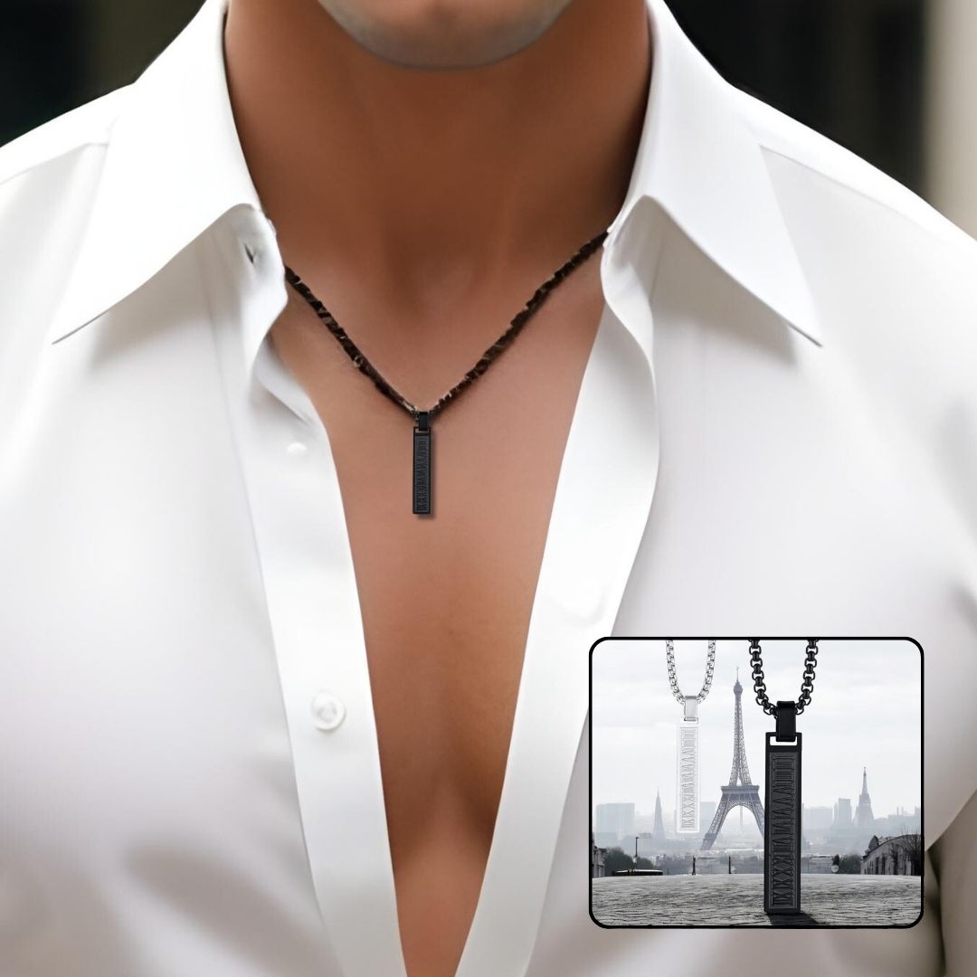 Collier homme, pendentif LE ROMANO™ noir chemise blanche ouverte