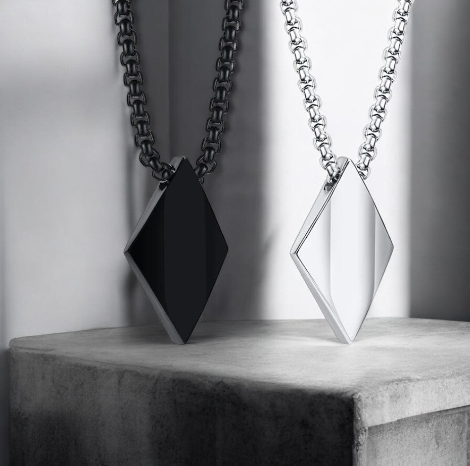 Collier homme, pendentif LE ROMBOS POLI™ noir argent presentation ciment 