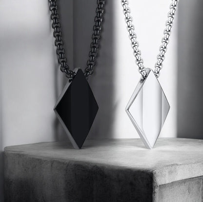 Collier homme, pendentif LE ROMBOS POLI™ noir argent presentation ciment 