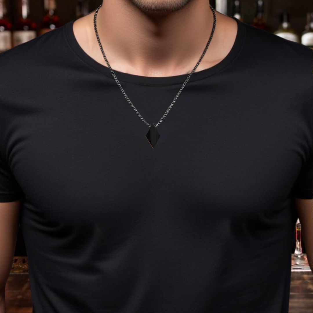 Collier homme, pendentif LE ROMBOS POLI™ noir t-shirt noir bar