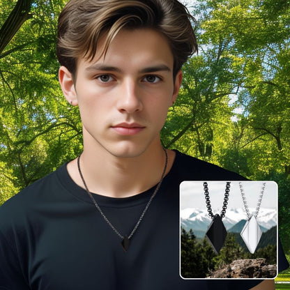 Collier homme, pendentif LE ROMBOS POLI™  noir t-shirt noir jeune homme parc