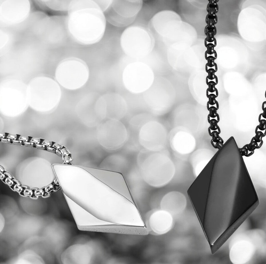 Collier homme, pendentif LE ROMBOS POLI™ variante noire argent bokeh