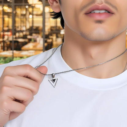 Collier homme, pendentif LE TRIANGLE DES BERMUDES™ presentation cou main