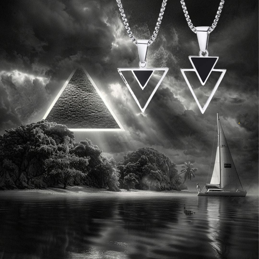 Collier homme, pendentif LE TRIANGLE DES BERMUDES™ presentation deux colliers mer bateau