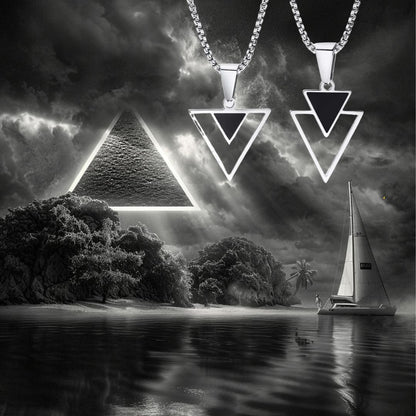 Collier homme, pendentif LE TRIANGLE DES BERMUDES™ presentation deux colliers mer bateau