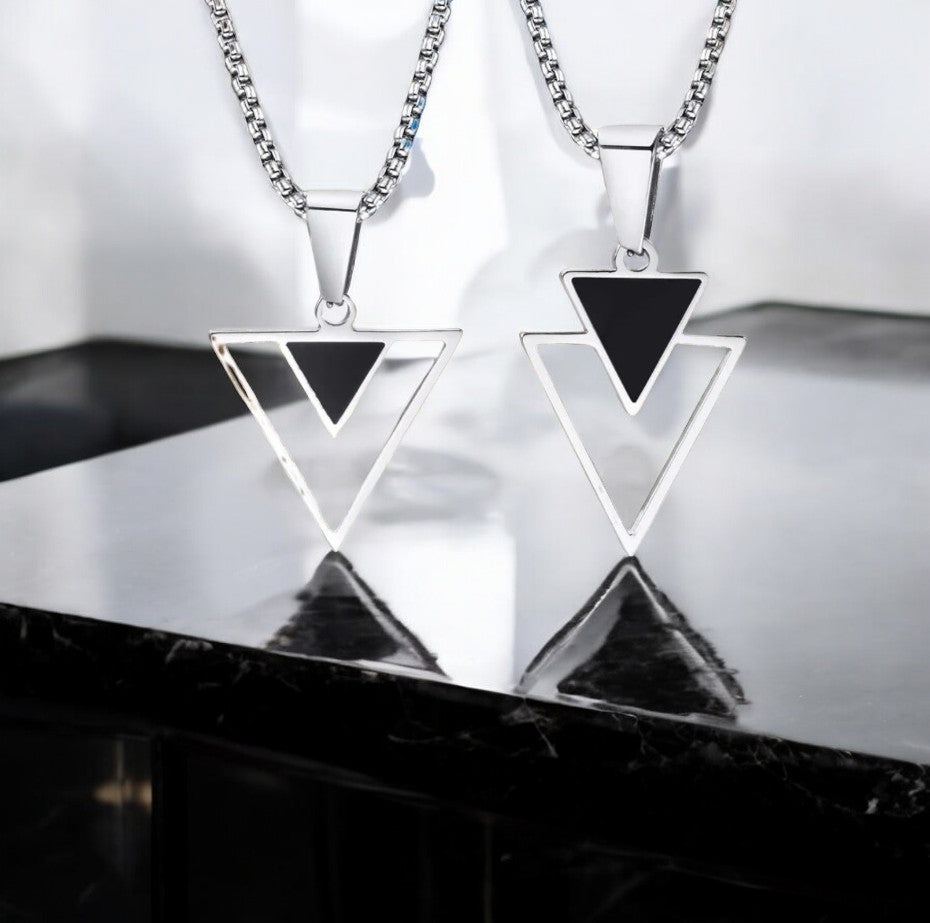 Collier homme, pendentif LE TRIANGLE DES BERMUDES™ presentation deux variantes  marbre