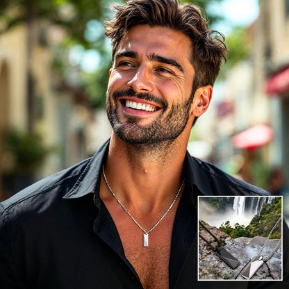 Collier homme, pendentif LINGOT POLI™ argent pendentif chemise noire homme heureux