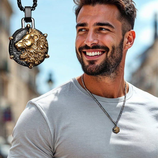 Collier homme, pendentif LION ASTROLOGIQUE dore noir t-shirt gris 