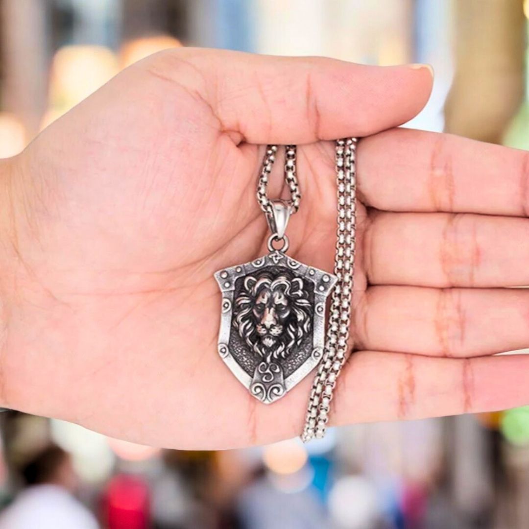 Collier homme, pendentif "L'ARMURE DU LION"chemise mode homme mature™ main effet bokeh