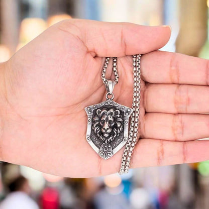 Collier homme, pendentif "L'ARMURE DU LION"chemise mode homme mature™ main effet bokeh