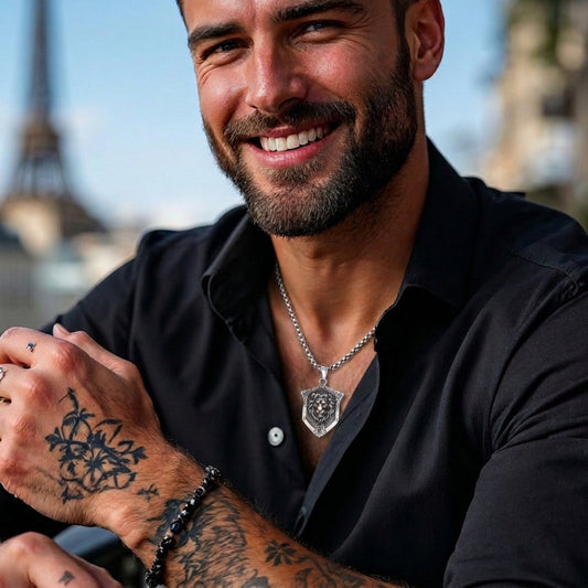 Collier homme, pendentif "L'ARMURE DU LION" chemise noire tatouages Paris tour Eiffel