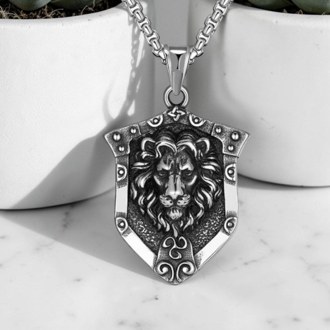 Collier homme, pendentif "L'ARMURE DU LION" presentation pots blancs