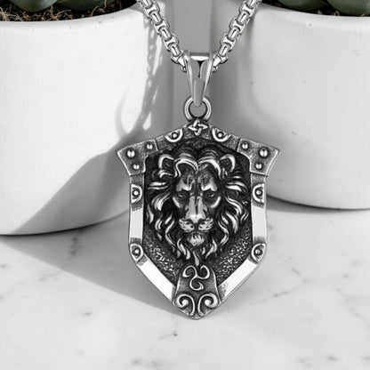 Collier homme, pendentif "L'ARMURE DU LION" presentation pots blancs