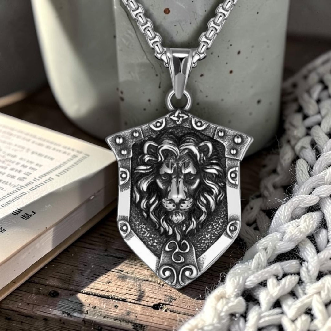 Collier homme, pendentif "L'ARMURE DU LION"presentation table 