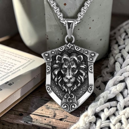 Collier homme, pendentif "L'ARMURE DU LION"presentation table 