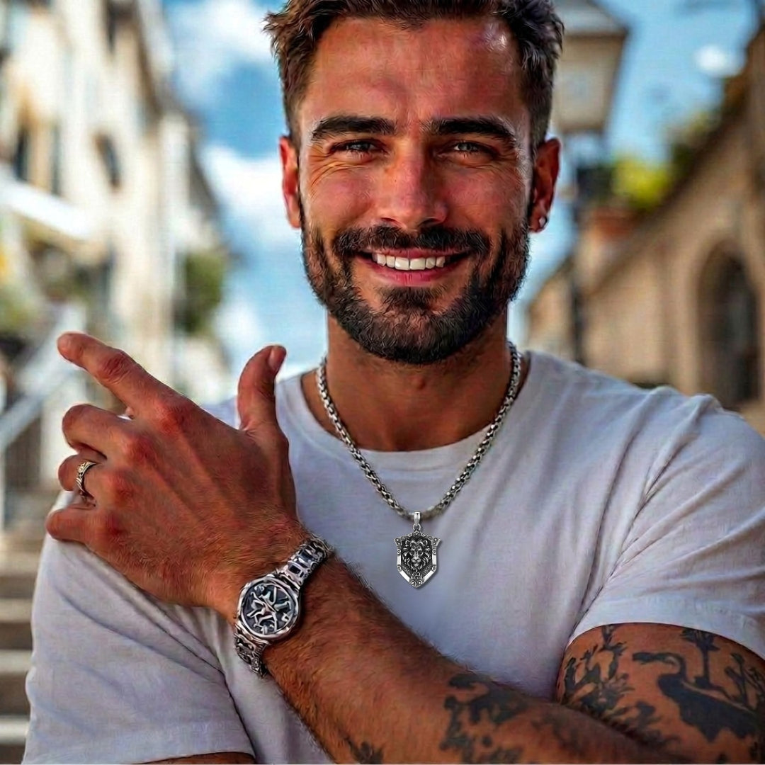 Collier homme, pendentif "L'ARMURE DU LION" t-shirt blanc montre ciel bleu